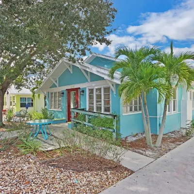 Private, charming home in downtown Stuart 鄰近Northshore Plaza的酒店