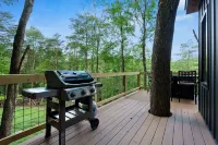Experience Elevated Living: Upscale Treehouse Cabin in Hocking Hills on 20 acres