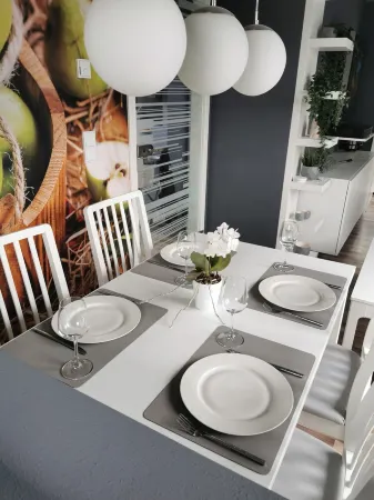 Moderne Ferienwohnung in Ruhiger Elbnaher Lage mit Guter Verkehrsanbindung Отели рядом с достопримечательностью «Шлос Пилльниц»