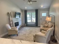 Simply Charming Nest-Nearly brand new, central, super clean, well appointed.