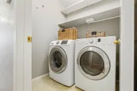 Spacious Master King Bed  Suite, & Fast wi-fi, Mins to Convention Center