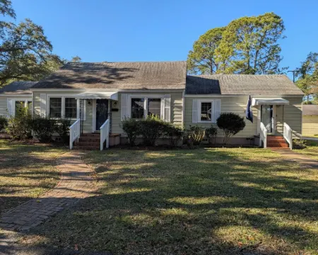 Charming Coastal Retreat in Willowbank near Downtown Georgetown Hotels in Georgetown