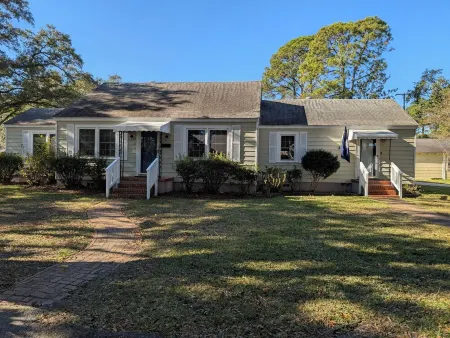 Charming Coastal Retreat in Willowbank near Downtown Georgetown Отели в г. Джорджтаун