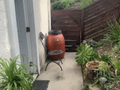 Clean Private Bedroom,Bathroom. Private entrance. Lovely Gated Neighborhood. Hotels in Vista