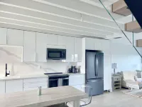 Modern Beachfront Condo: Views from Every Room Heated Pool+ Ferry+ Parking!!