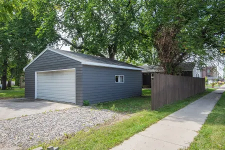 Amazing 2 Bedroom 1 Bathroom Upper Level Home