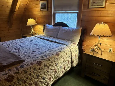 Gatlinburg  Log Cabin for Honeymooners or Just A Well Deserved Getaway Morton Overlook附近的飯店