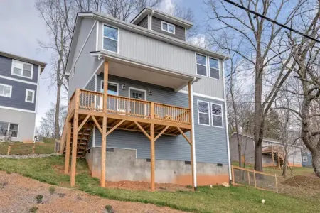 Hillside Hideaway Boho 3BR Home w Gameroom, Waffle Bar, Gas Fire Pit, Mtn Views! Отели рядом с достопримечательностью «Блу-Ридж-Паркуэй»