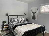 Central Location, Hot tub, Huge Yard, New Bathroom