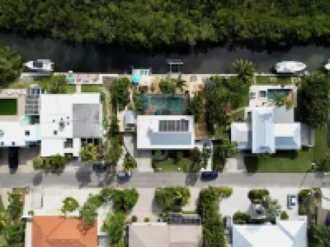 Cute canal front Cottage with dock & boat lift and pool ,short walk to the beach