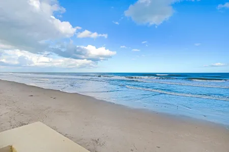 Spectacular direct ocean front condo with amazing views of the Atlantic Отели в г. Сателлит Бич