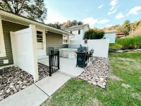 2 Br home with Hot-Tub! Quiet, dead end street