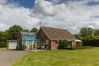 Quiet holiday home in beautiful, secluded 3/4 acre garden. Hotel a Melton Constable