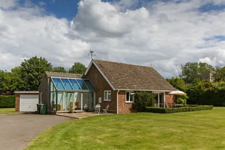 Quiet holiday home in beautiful, secluded 3/4 acre garden. Отели в г. Melton Constable