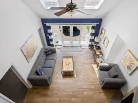 Cheerful 6-bedroom residential home with pool and jacuzzi. Short walk to the bay