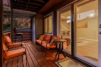 Luxury Durango Retreat, 5 Min to Downtown, Hot Tub, Views, Games, Pets Welcome!