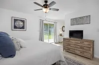 Stunning 180° Lake Views, Kerr Lake Retreat
