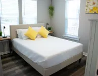 Attractive 2 Bedroom Cottage Centrally Located with Fire Pit Hotels near Renaissance Square