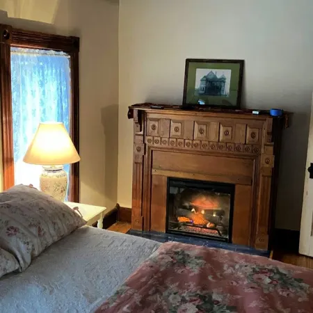 GORGEOUS FAMILY FRIENDLY VICTORIAN WITH ALL NATURAL CEDAR HOT TUB NEAR GORE MT