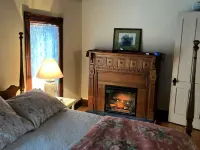 GORGEOUS FAMILY FRIENDLY VICTORIAN WITH ALL NATURAL CEDAR HOT TUB NEAR GORE MT