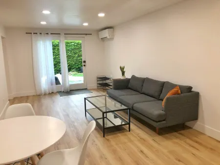 Spacious Maple Leaf Guest Suite Отели рядом с достопримечательностью «Парк Мэттьюс Бич»