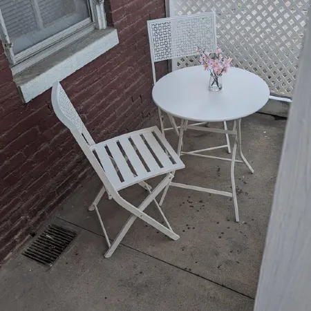 Relaxing Rustic Oasis - 6 Min Walk to Downtown! Cyclist Welcomed & Pet Friendly!