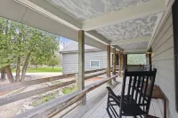 Gorgeous 4 bed/3ba home close to Fish Creek!