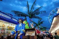 Surfside Serenity: Epic Modern Retreat for 14 in Downtown Ocean City