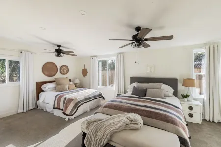 Uber to Wineries/Weddings+ PUPS! +mountain escape Отели в г. Рейнбоу