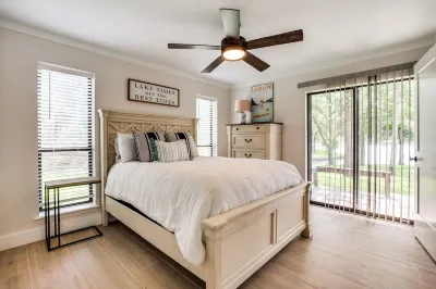 Luxury Lakefront Oasis - Kayaks, Views & Games