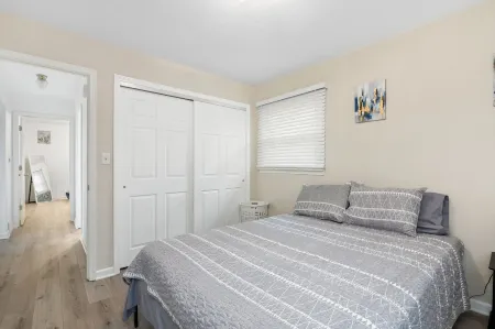 Cozy LeClaire Townhome within walking distance to downtown! Отели в г. Ле Клэр