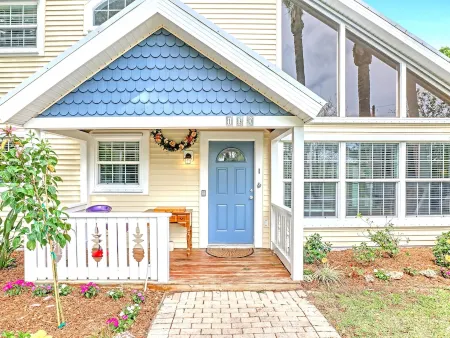 Tropical Chalet w/ 3 King Bedrooms. 3 patios, and an Above-Ground Pool! Отели в г. Себастиан