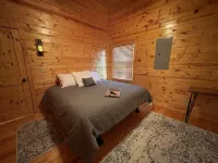 ★ The LODGE ★ No Clean Fee ★ Private Retreat w/ Adjustable KING Bed