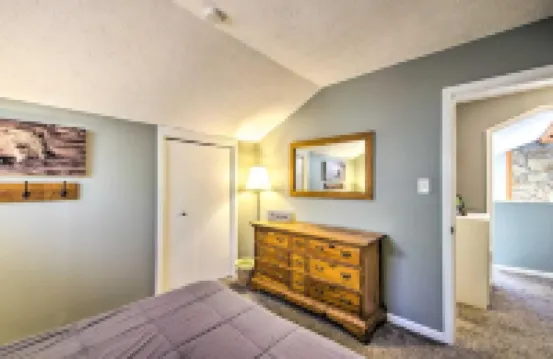 Cozy Wintergreen Ski Chalet -Hot Tub-Walk to Slopes & Family Friendly!