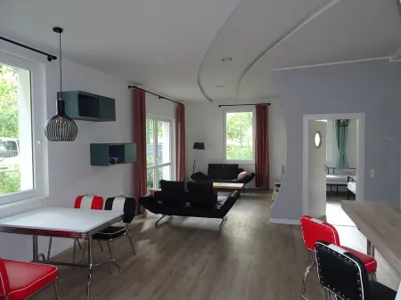 Schöne, Neue Ferienwohnung, Familienfreundlich in Zentrums- und Schlossparknähe