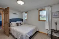 Black Bay Chalet- Lake Front Home with Magnificent Views