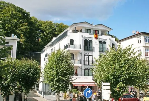 Best location in Sellin, only 100 meters to the beach, beautiful south-facing balcony