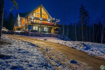 New!/Minutes from Slopes/2-Fireplaces/Hot Tub/Sauna/ Firepit/Rec Room/Bunk Room