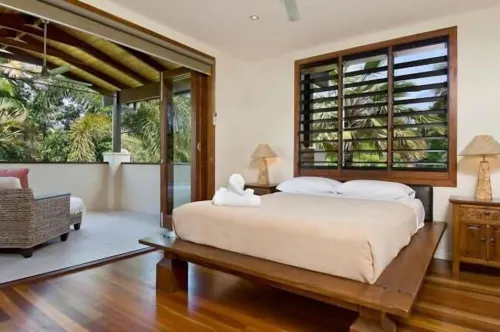 5 bedroom 5 bathroom, private poolside cabana bedroom, Beach 20meters