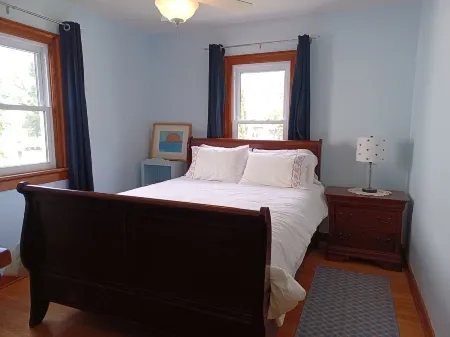 Cozy and Comfortable 1939 Cottage Close to Wittenberg, Shopping, Restaurants.