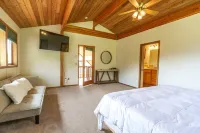 Auke Bay Chalet~ Ocean views, Hot tub, Sauna, outdoor entertainment, & fire pit! - พร้อมระเบียง