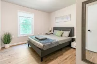 Newly Renovated! Dog Friendly! Hot TubFriends” TV Show Themed House! فنادق في 