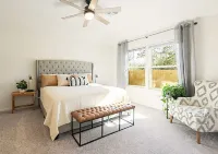 Cozy & convenient to TAMU, the Brazos County Expo, & Legends! Hotels in Bryan