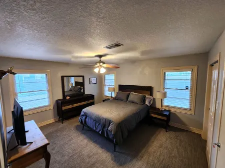 Central Palm Garden Oasis,  Mins to Beach,  BBQ, Family Friendly Отели рядом с достопримечательностью «Парк Сивулф»