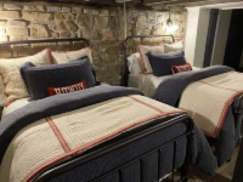 Modern cabin on beautiful Lake Greeson 45 minutes from Hot Springs!