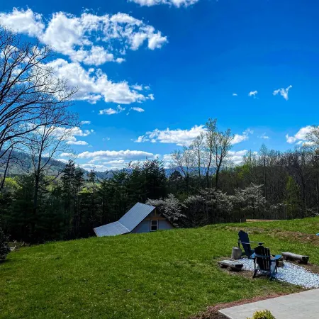 Twin Oaks: Close to Town! Mtn Views! Hot Tub!
