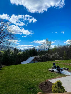 Twin Oaks: Close to Town! Mtn Views! Hot Tub!