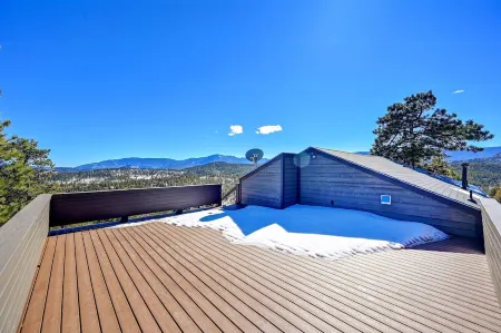 Wonderful Mountain Scenic Views with Freestanding Arcade