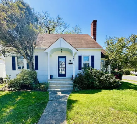 Centrally located in town Classic Beach Cottage Отели рядом с достопримечательностью «Рехобот-Бич»