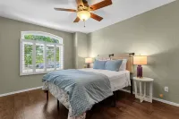 Pickleball, Pool, Hot tub, Firepit, Mini-putt, 5 BRs, Sleeps up to 15! Luxury